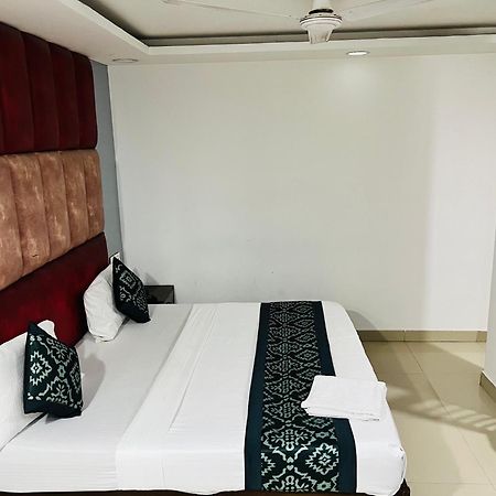 Hotel Marina Near Igi Airport Delhi Нью-Дели Экстерьер фото