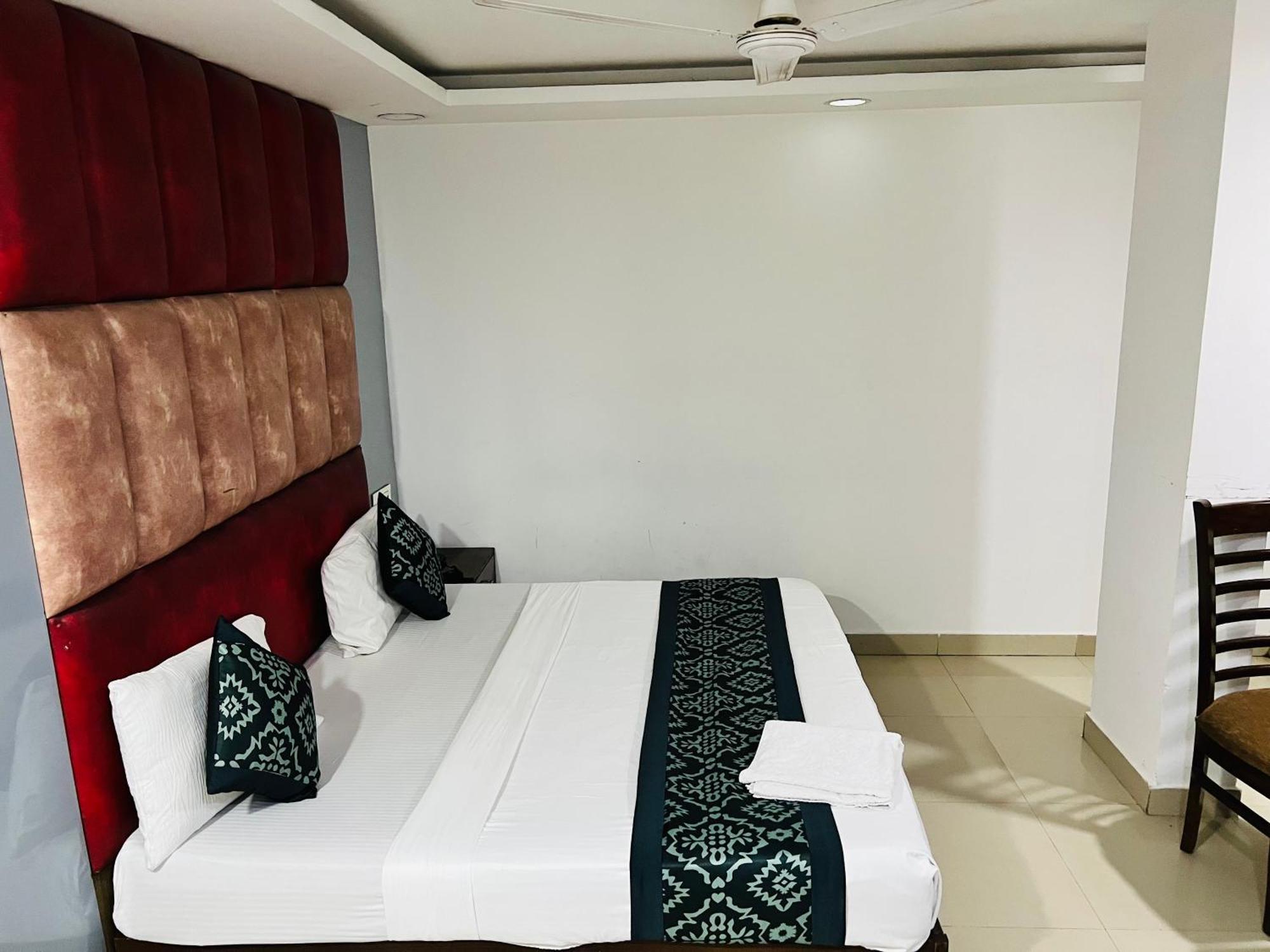 Hotel Marina Near Igi Airport Delhi Нью-Дели Экстерьер фото