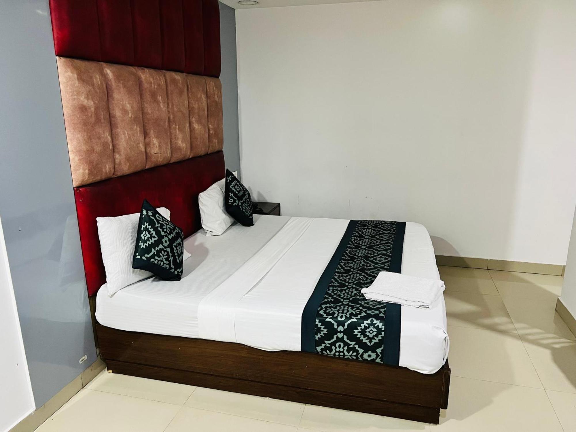 Hotel Marina Near Igi Airport Delhi Нью-Дели Экстерьер фото