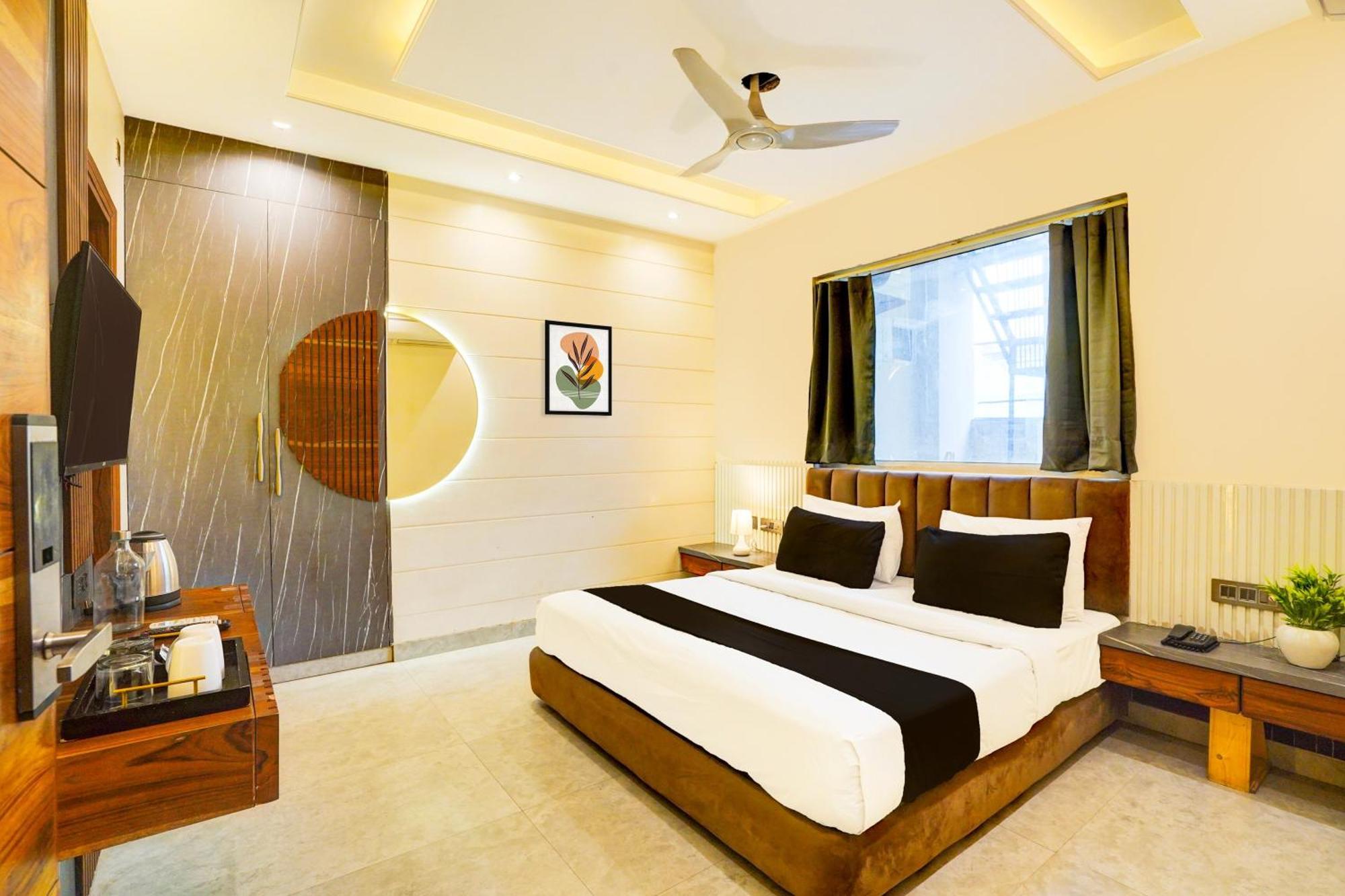 Hotel Marina Near Igi Airport Delhi Нью-Дели Экстерьер фото