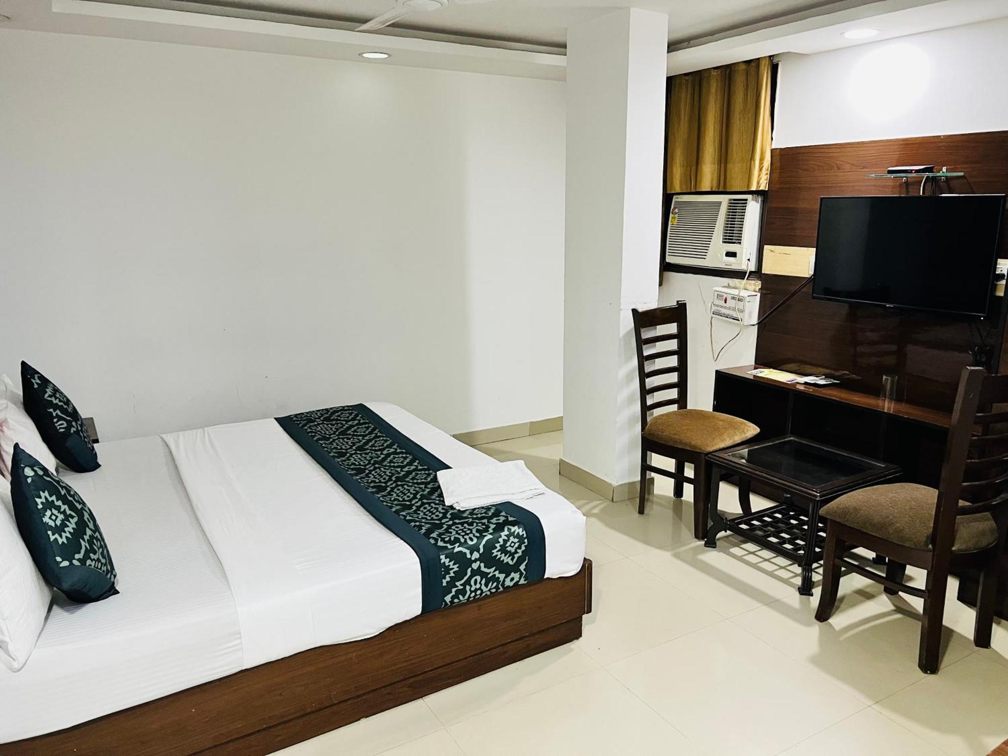 Hotel Marina Near Igi Airport Delhi Нью-Дели Экстерьер фото