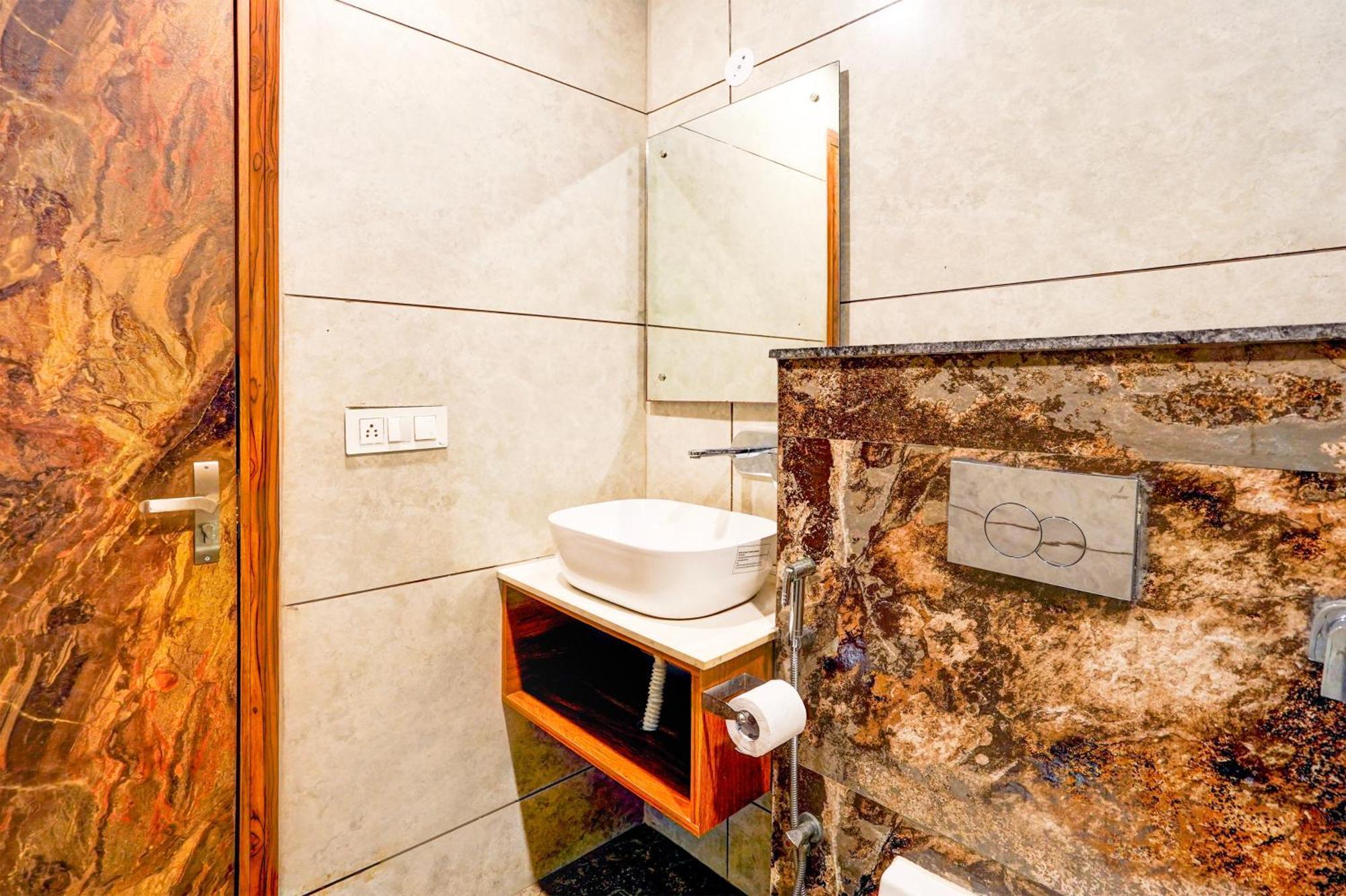 Hotel Marina Near Igi Airport Delhi Нью-Дели Экстерьер фото