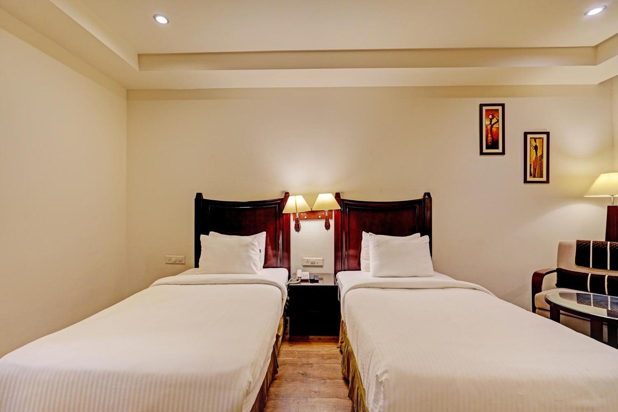 Hotel Marina Near Igi Airport Delhi Нью-Дели Экстерьер фото
