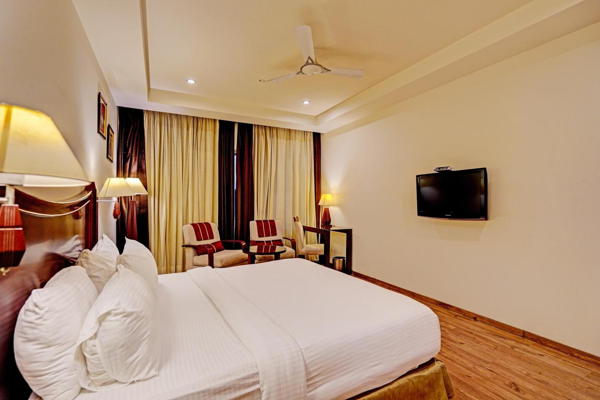 Hotel Marina Near Igi Airport Delhi Нью-Дели Экстерьер фото